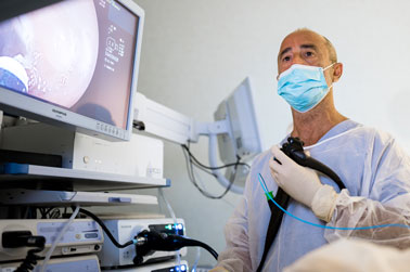 Prof. Alessandro Repici demonstrating the HYBRIDknife® flex application during the Endoscopy on Air event called Advancing the Future of ESD for Early GI Neoplasia